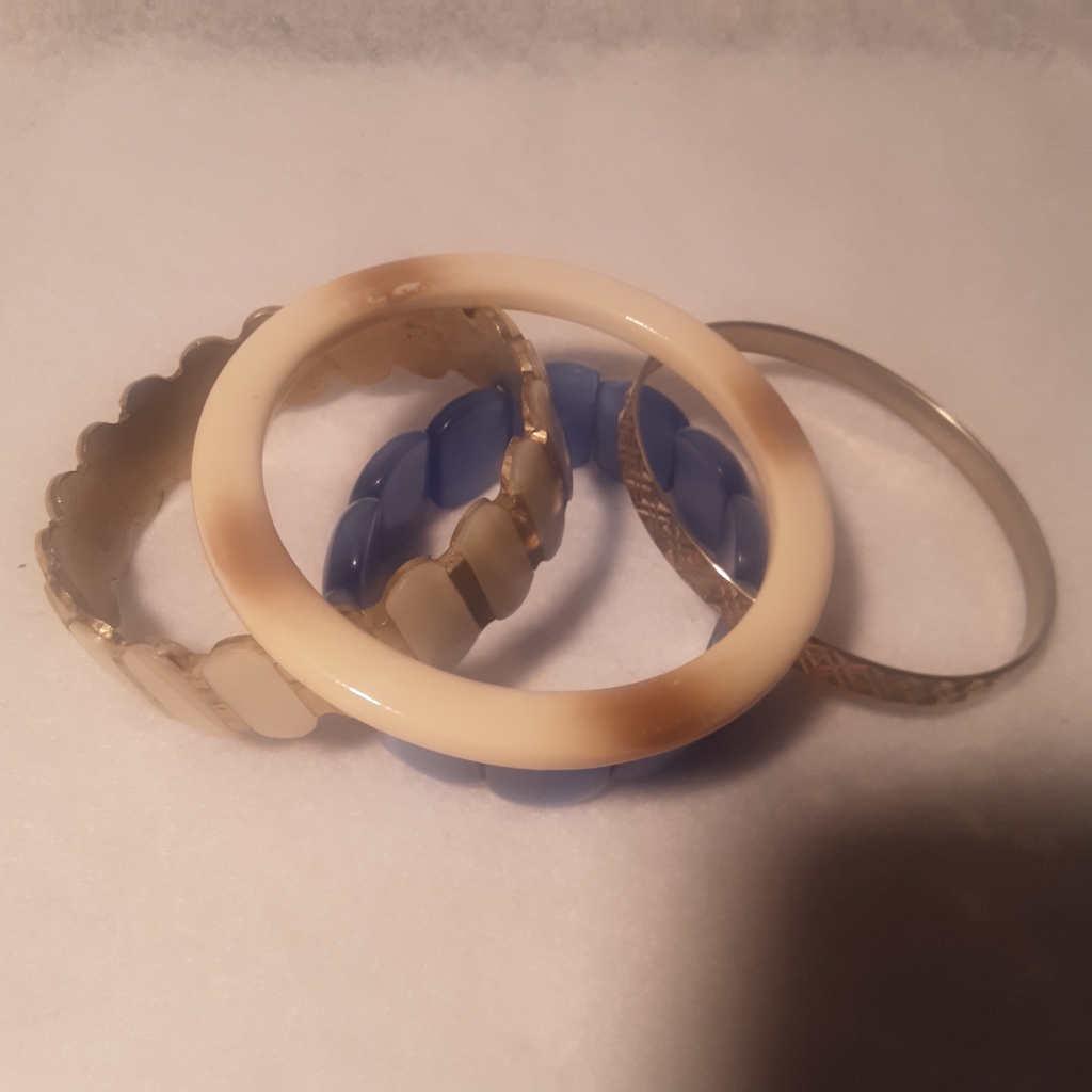 4 Bracelets.